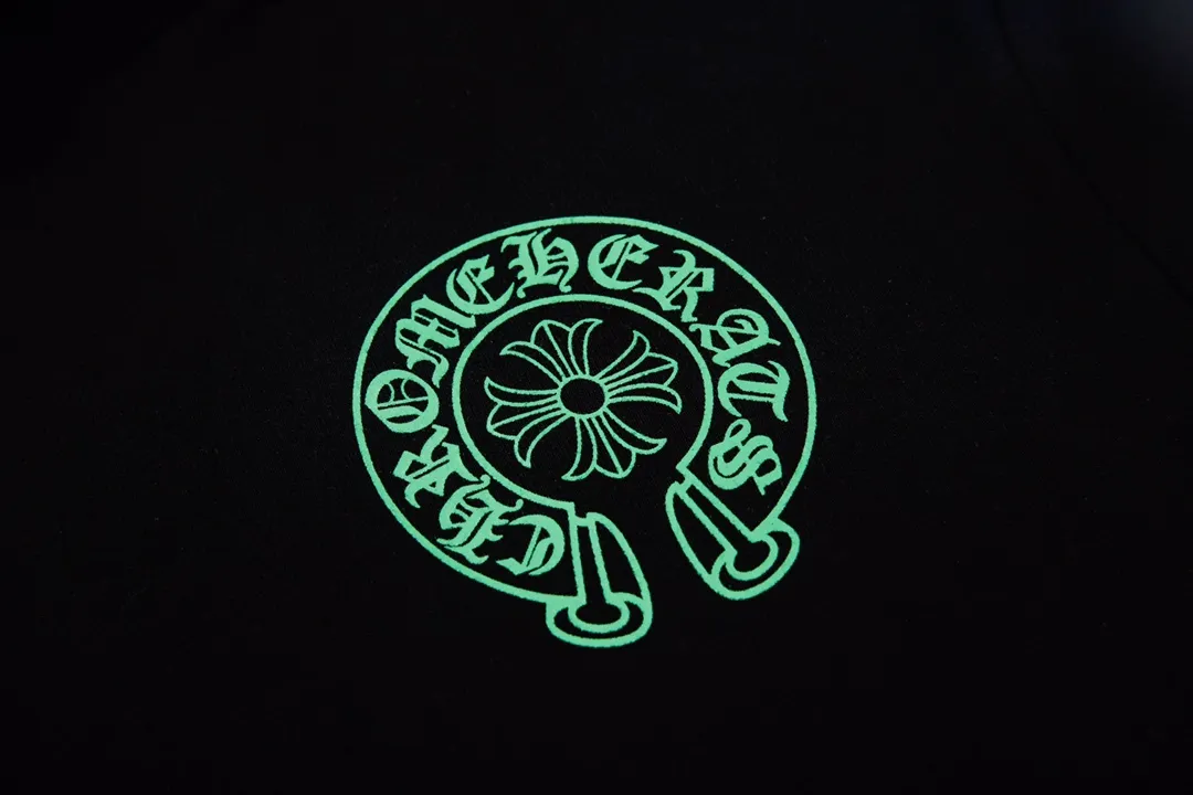 M27—P210 -Chrome Hearts/Chrome Hearts printed sweatshirt cardigan jacket -420 grams of high-density, high-quality wool, soft, delicate and skin-friendly, soft and silky to the touch, warm and skin-friendly -The hardware zipper accessories are all customized and full of details -Colour: black white -Size: S M L XL